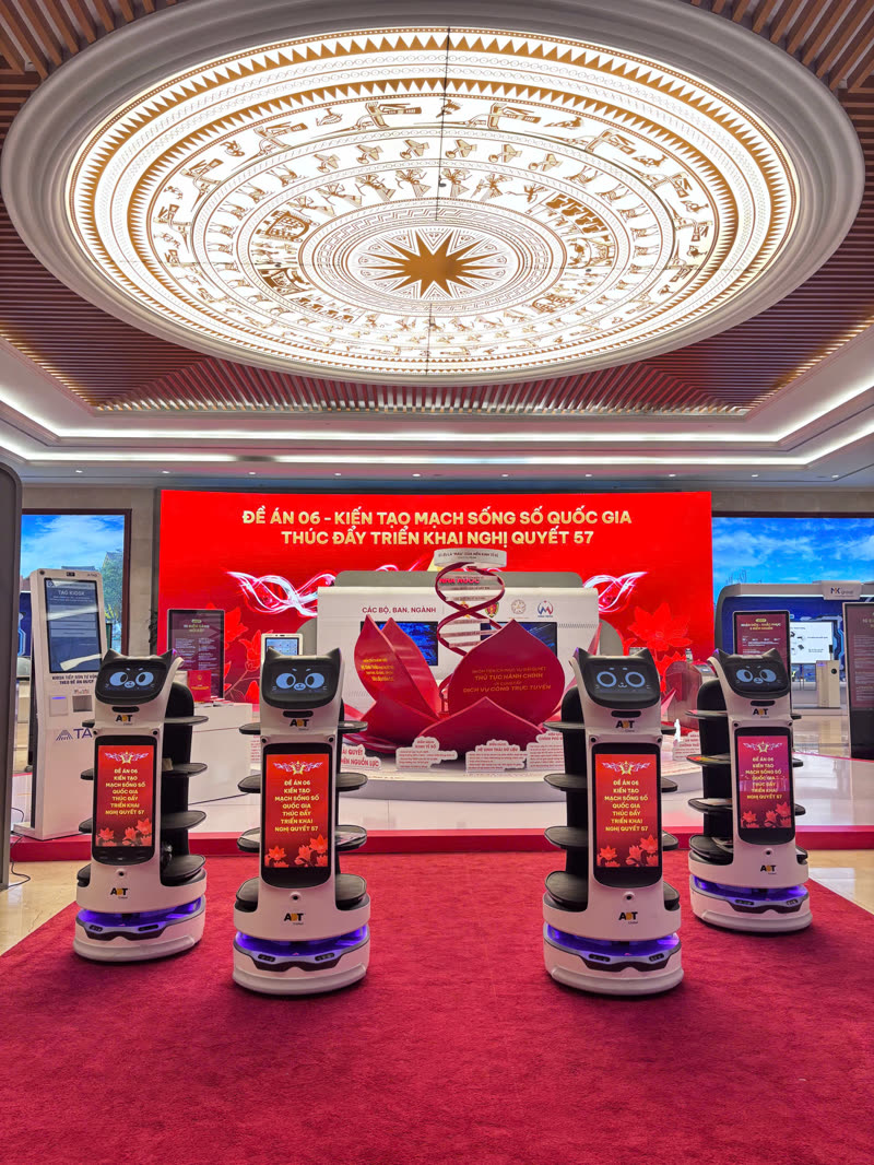 Đội hình robot phục vụ đón khách tại triển lãm Đề án 06