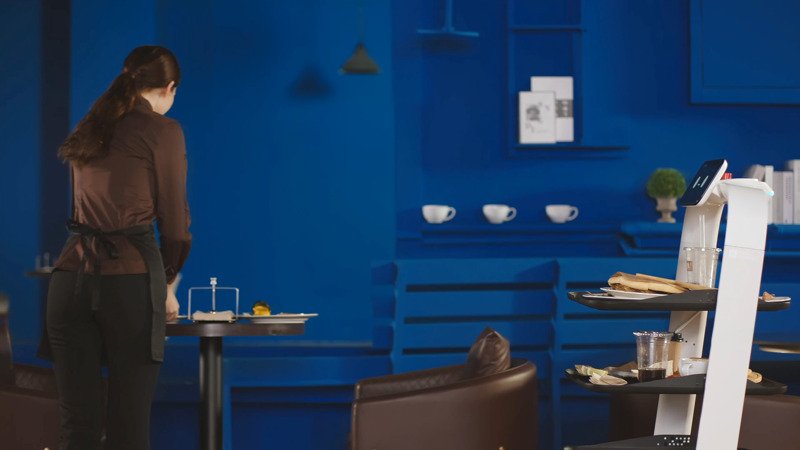 PuduBot 2 chở món tới bàn