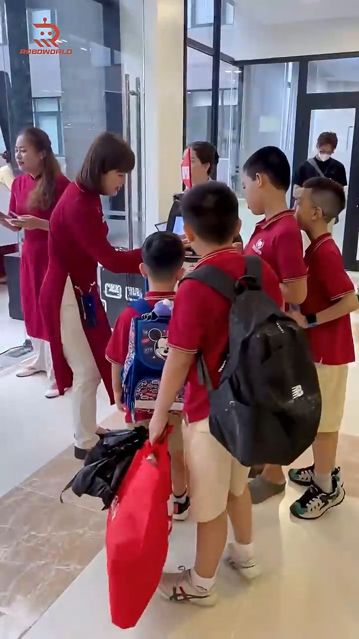 Robot phục vụ đón học sinh ngày tựu trường Vinschool