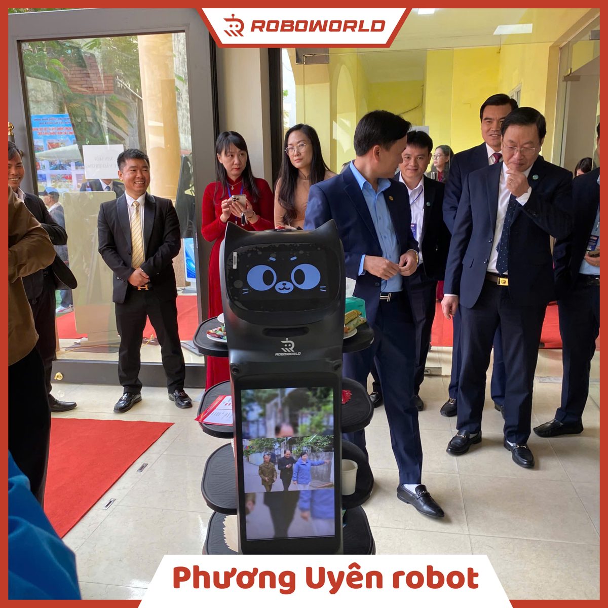 Đại biểu trải nghiệm robot phục vụ Roboworld